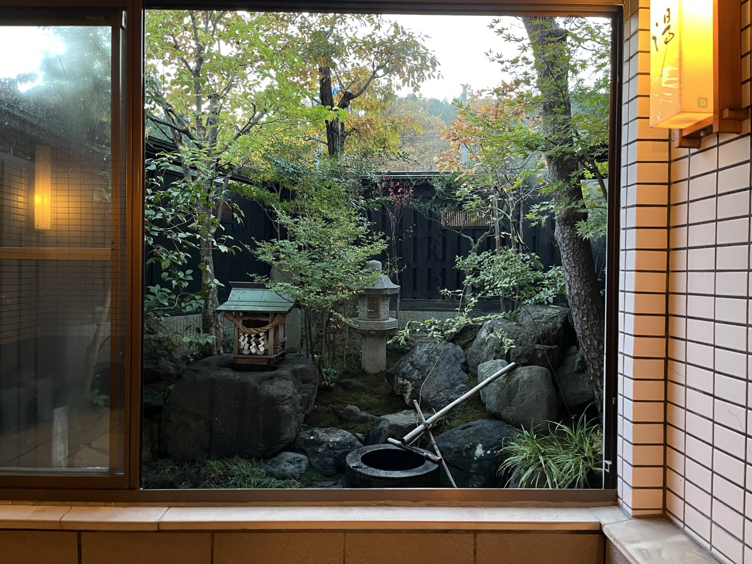 大浴場から眺める中庭